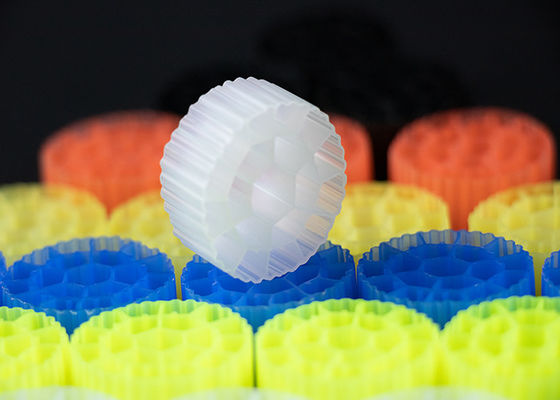 ซื้อ สีสันหรือที่กําหนดเอง พลาสติกเคลื่อนไหวสื่อกรองสําหรับ Aquariums วินเจอร์น HDPE วัสดุ online manufacture