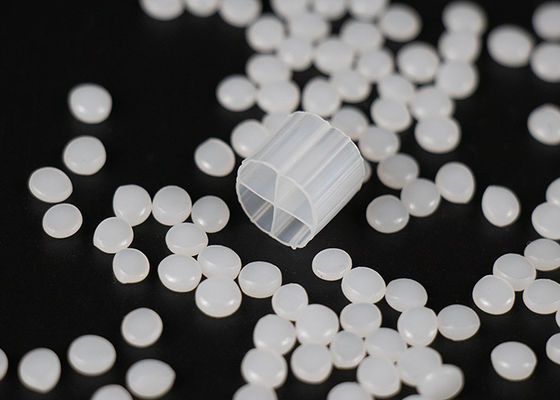 ซื้อ ขาว Hdpe MBBR เตียงเคลื่อนย้าย รีแคตเตอร์ Biofilm 800m2/M3 พื้นที่พื้นที่ใหญ่ online manufacture