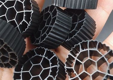 สีดํา K3 MBBR เครื่องบรรทุกกรองสําหรับการบําบัดน้ําอุตสาหกรรม 25 * 10 มม