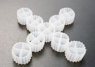 การบําบัดปริมาณน้ําเสีย ขับเคลื่อนเตียง Filter สื่อ Biopipe การบริโภคพลังงานต่ํา Fab สื่อ k1 11 * 7mm สีขาว