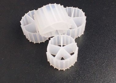 สีธรรมชาติ สื่อกรอง MBBR และวัสดุ HDPE Virgin MBBR Bio Media สําหรับ RAS 10 * 7 มม.