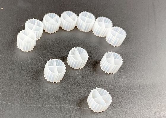 MBBR สีขาว HDPE IFAS สื่อกรองชีวภาพ 1000m2/M3