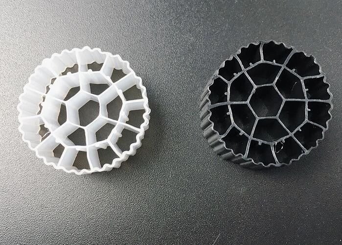 กระบวนการเซลล์ทํางาน สีขาว HDPE พลาสติกสื่อ MBBR สําหรับ SBRs