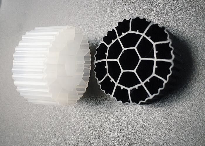 กระบวนการเซลล์ทํางาน สีขาว HDPE พลาสติกสื่อ MBBR สําหรับ SBRs