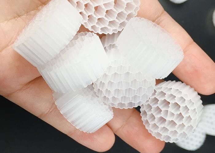 Pe38 25*4mm Hdpe Mbbr สื่อกรองชีวภาพ เตียงเคลื่อนที่ปลอดภัย พื้นที่พื้นที่ใหญ่