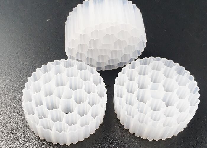 Pe38 25*4mm Hdpe Mbbr สื่อกรองชีวภาพ เตียงเคลื่อนที่ปลอดภัย พื้นที่พื้นที่ใหญ่