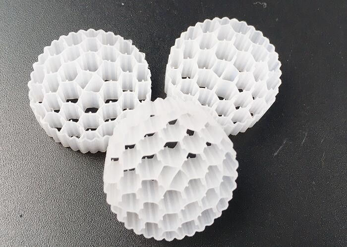 Pe38 25*4mm Hdpe Mbbr สื่อกรองชีวภาพ เตียงเคลื่อนที่ปลอดภัย พื้นที่พื้นที่ใหญ่