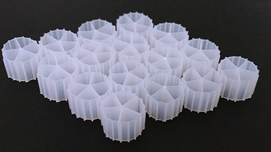 สีขาว 11 * 7 มิลลิเมตรและวัสดุ HDPE แท้ที่ได้รับความนิยม MBBR บอลชีวภาพสําหรับสระน้ํา