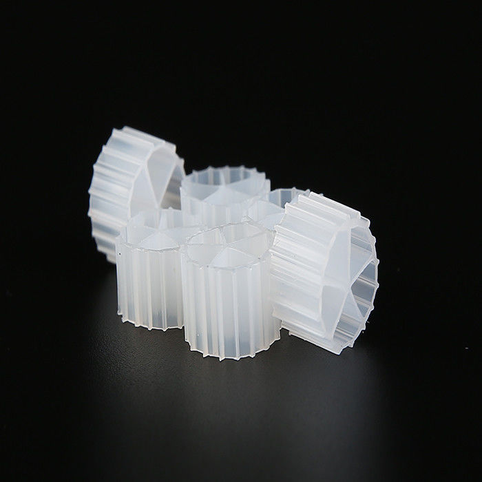 สีขาว MBBR Bio Media With Virgin HDPE Material เครื่องกรองน้ําอ่างดํา การบําบัดน้ําเสีย