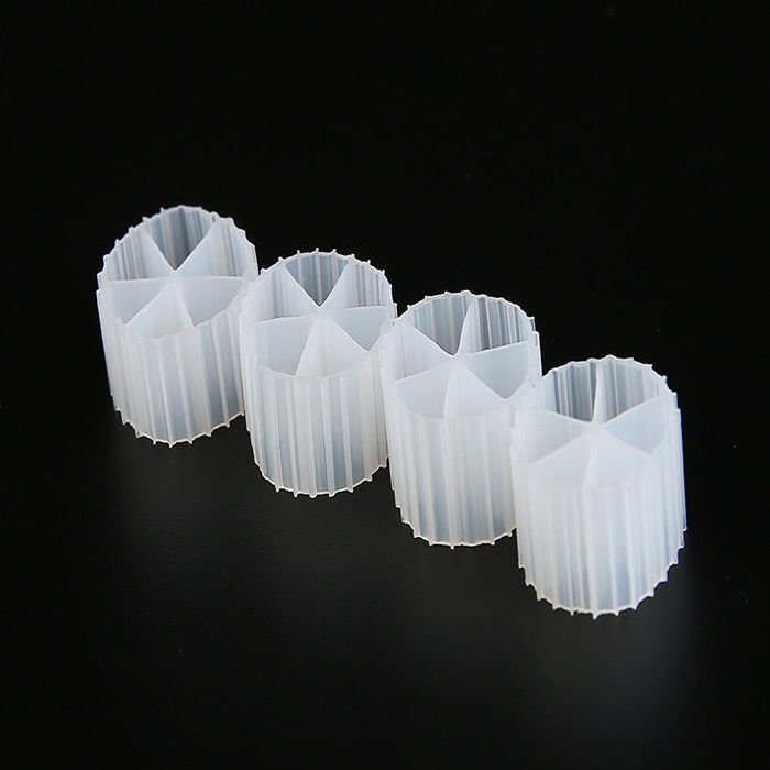 อายุการใช้งานยาว MBBR Biocell Filter Media 0.96g/cm3 - 0.98g/cm3 ความหนาแน่น