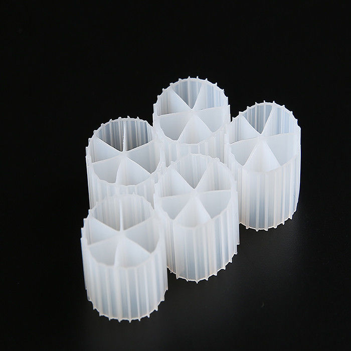 อายุการใช้งานยาว MBBR Biocell Filter Media 0.96g/cm3 - 0.98g/cm3 ความหนาแน่น