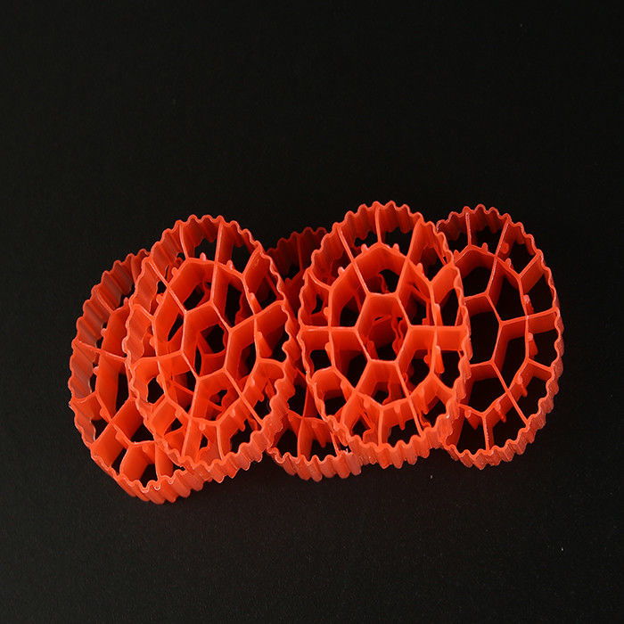 พลาสติกสีแดง / เหลือง MBBR Biomedia K1 500 m2/m3 พื้นที่ผิวด้วยสีขาว