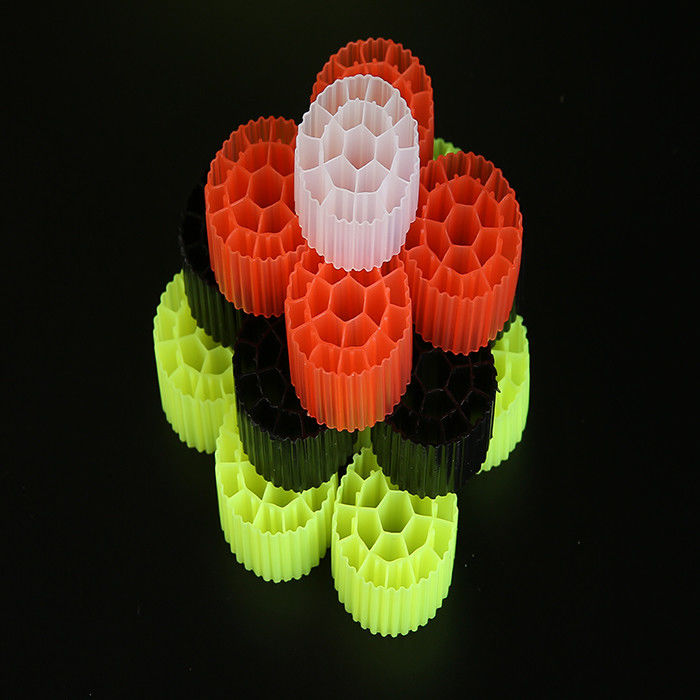 พลาสติกสีแดง / เหลือง MBBR Biomedia K1 500 m2/m3 พื้นที่ผิวด้วยสีขาว