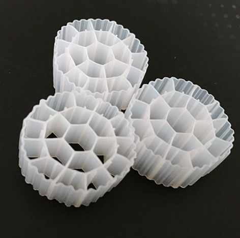 สีขาวและดํา สื่อกรอง MBBR ด้วยวัสดุ HDPE ของบริสุทธิ์ สําหรับการบําบัดน้ําเสีย