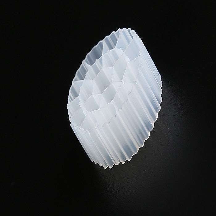 สีขาว สื่อ MBBR ด้วยวัสดุ HDPE และขนาด 25 * 12 มม สําหรับการบําบัดน้ําเสีย