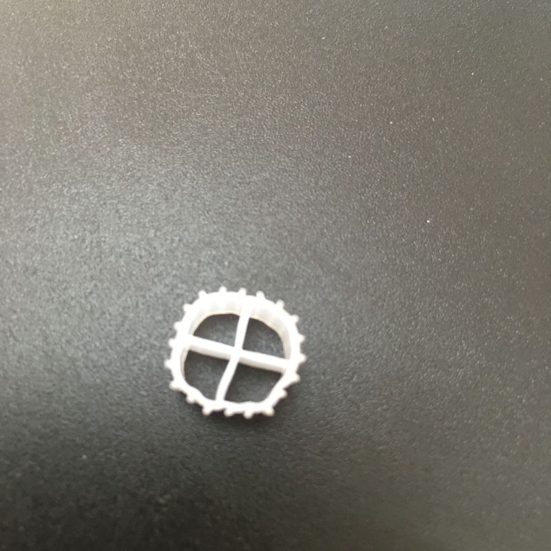 สีขาว สื่อกรอง MBBR ด้วยวัสดุ HDPE Virgin และอายุการใช้งานยาวนานสําหรับ RAS