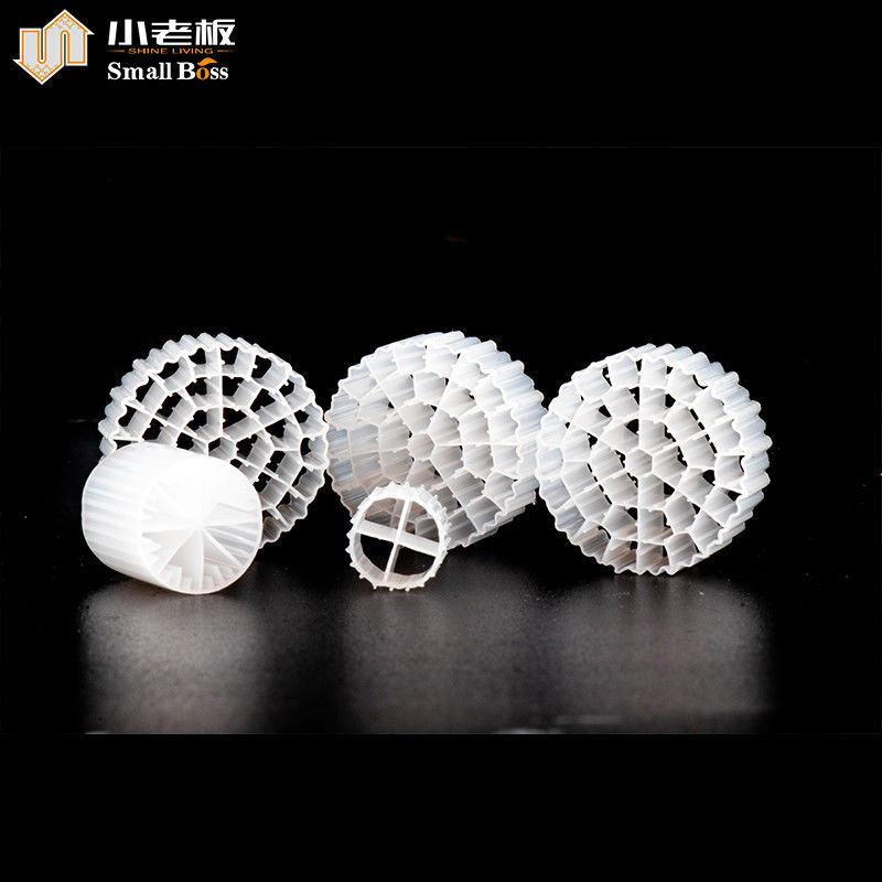 PE38 เบาะเคลื่อนไหว ระบบปฏิกิริยา Biofilm สีธรรมชาติสีขาว วินเจิร์น HDPE วัสดุ Mbbr ผู้รับ