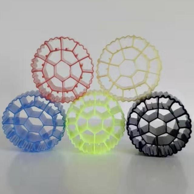 สีขาวและดํา สื่อกรอง MBBR ด้วยวัสดุ HDPE ของบริสุทธิ์ สําหรับการบําบัดน้ําเสีย