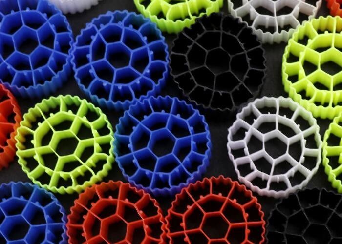 โรงงานจีน k1 kaldnes พลาสติกสื่อฟาร์มปลา พลอยพยาธิชีวพยาธิสําหรับปลูกปลา