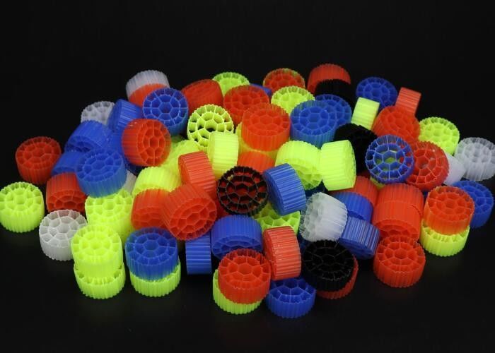 สีขาวและดํา สื่อกรอง MBBR ด้วยวัสดุ HDPE ของบริสุทธิ์ สําหรับการบําบัดน้ําเสีย