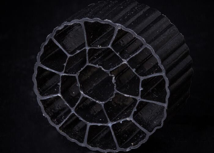 พลาสติก Aquaponics สื่อกรอง MBBR ขนาด 25 * 12 มม การรักษาน้ํา Bio Cel สําหรับสระ