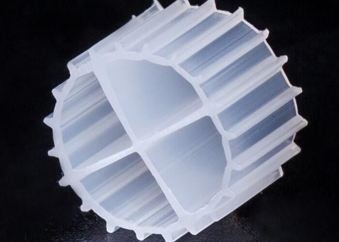 สีขาว MBBR Media Biofilm Carrier ด้วย Super Decarburization และวัสดุ HDPE เพศหญิง
