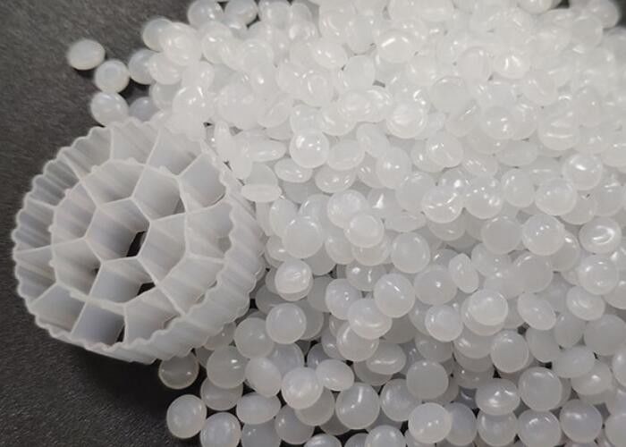 สีขาว สื่อ MBBR ด้วยวัสดุ HDPE และขนาด 25 * 12 มม สําหรับการบําบัดน้ําเสีย