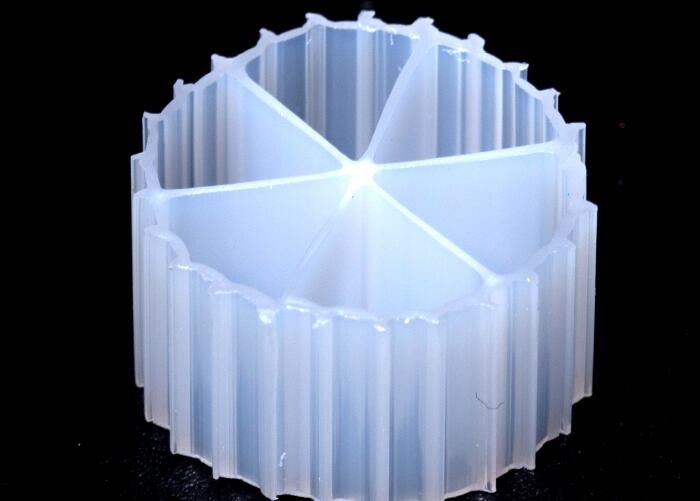 สื่อกรองลอย MBBR อายุยาว 0.96g/cm3 - 0.98g/cm3 ความหนาแน่น