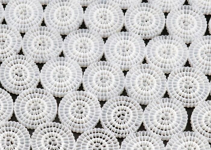 สื่อกรอง HDPE พลอยเคลื่อนที่สําหรับโรงงานบําบัดน้ํา