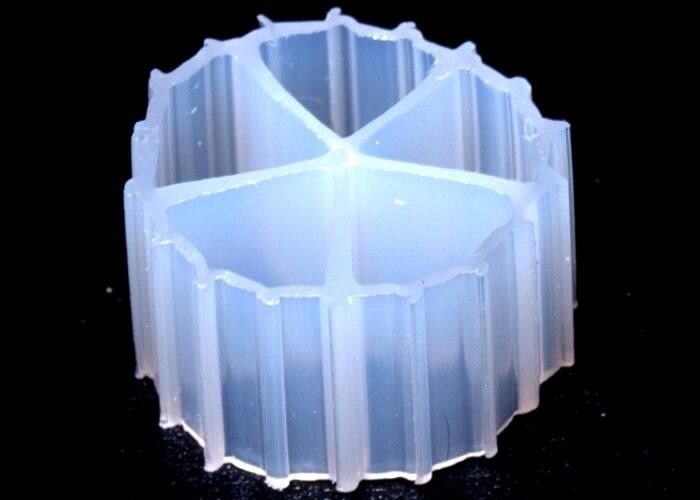สีขาว MBBR Bio Media With Virgin HDPE Material เครื่องกรองน้ําอ่างดํา การบําบัดน้ําเสีย