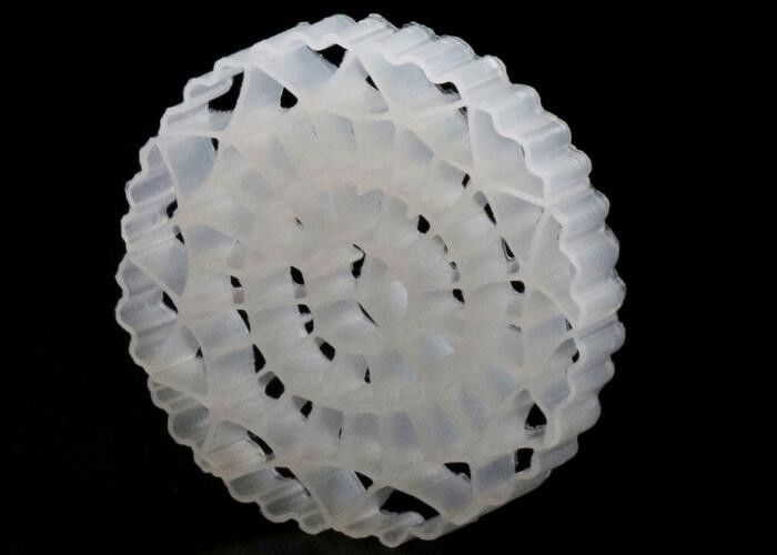 สื่อกรอง HDPE Kaldnes สําหรับสระ Biocells เทคโนโลยี MBBR ความต้านทานต่อผลกระทบ