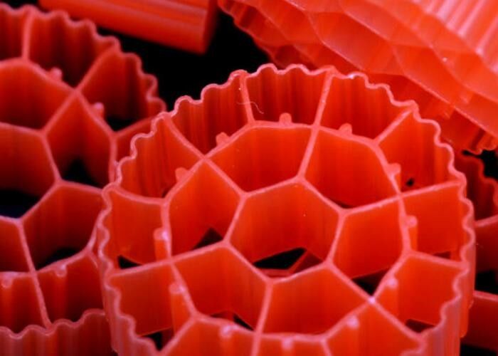 สื่อกรองชีวภาพ MBBR ด้วยสีขาวและวัสดุ HDPE ของบริสุทธิ์สําหรับน้ําเสีย