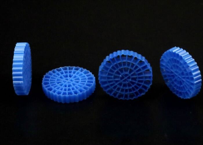 ปลาสระจุฬา สีน้ําเงิน MBBR พลอยตัวนํา พื้นผิวใหญ่ > 1200M2/M3 เทคโนโลยี SBR สื่อ 25*4mm