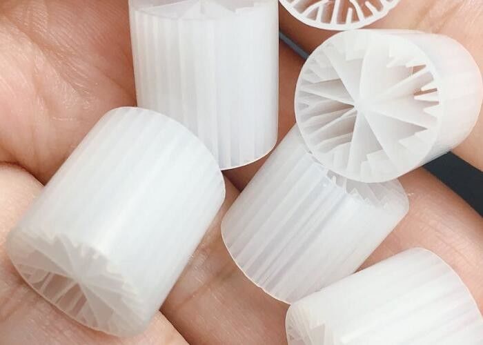 สะอาดต่อสิ่งแวดล้อม การบําบัดน้ําถังแบบแอเนอโรบิก MBBR Bio Media 15*15mm พื้นที่พื้นที่ใหญ่