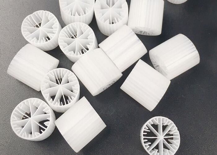 สะอาดต่อสิ่งแวดล้อม การบําบัดน้ําถังแบบแอเนอโรบิก MBBR Bio Media 15*15mm พื้นที่พื้นที่ใหญ่