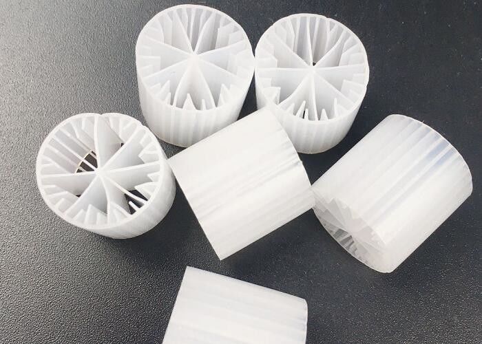 สื่อกรองพลาสติก HDPE Biomass 15 * 15mm สําหรับ WWTP SBR เทคโนโลยีพกพา