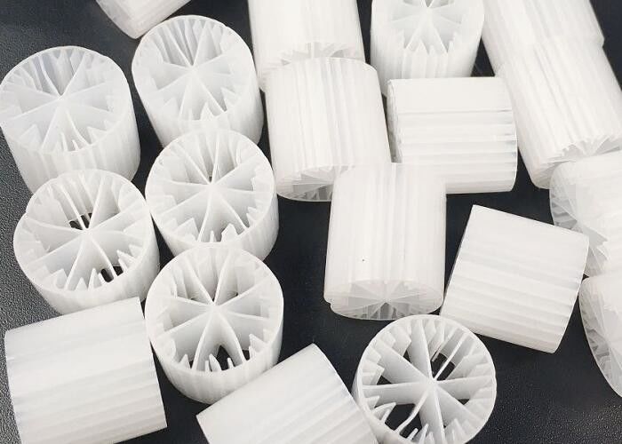 สื่อกรองพลาสติก HDPE Biomass 15 * 15mm สําหรับ WWTP SBR เทคโนโลยีพกพา