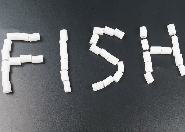 Mbbr Aquarium Biofilter Media Hdpe วัสดุที่ปลอดภัยประกันชีวิต 5*10mm