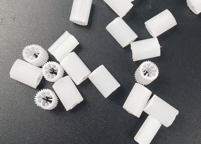 Mbbr Aquarium Biofilter Media Hdpe วัสดุที่ปลอดภัยประกันชีวิต 5*10mm