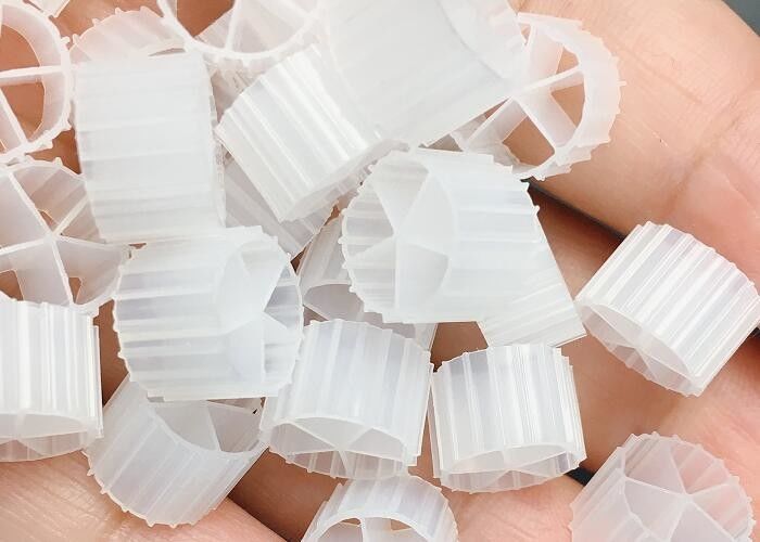 Biofilm MBBR เครื่องบรรทุกกรองร้อนสําหรับการเลี้ยงกุ้ง RAS การรักษาน้ํา 10 * 7 มม