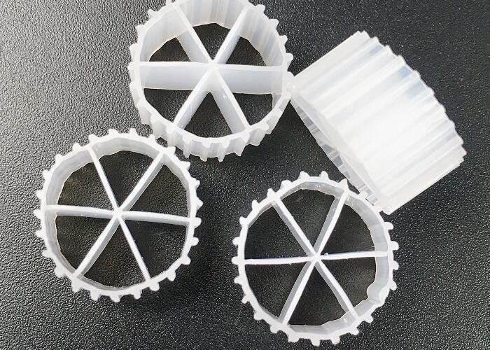 การเลี้ยงปลา สีขาว Mbbr ฟิลเตอร์ Biocell การรักษาน้ํา 16 * 10mm พื้นที่ใหญ่