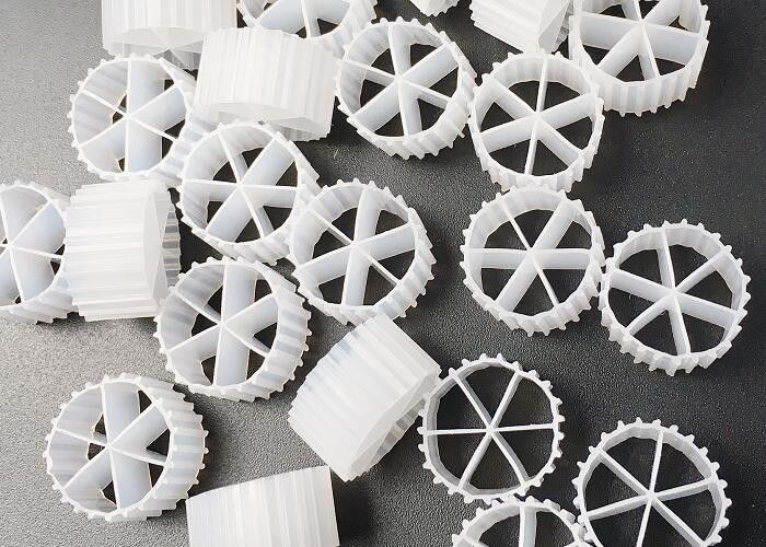 การเลี้ยงปลา สีขาว Mbbr ฟิลเตอร์ Biocell การรักษาน้ํา 16 * 10mm พื้นที่ใหญ่