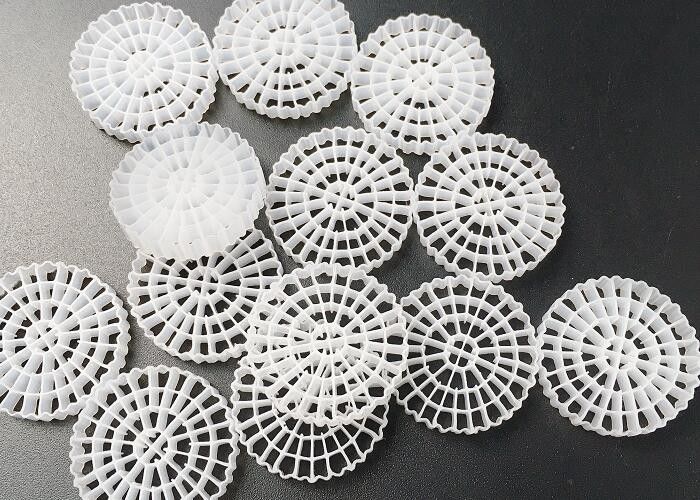 สระพูน Biomass Carrier K3 Mbbr สื่อสําหรับการกรองชีววิทยา 25*4mm biopipe การรักษาน้ํา IFAS สีขาว HDPE