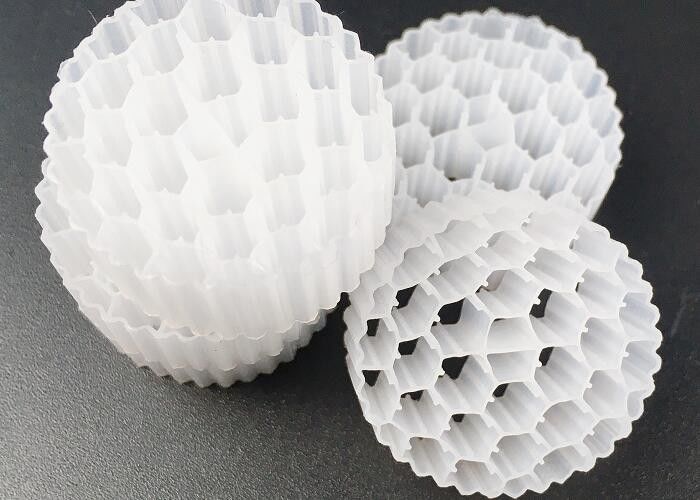 อควาโปนิค Mbbr Biochips BIO Filter Media ประหยัดทรัพยากรน้ํา การเติบโตของ Biofilm