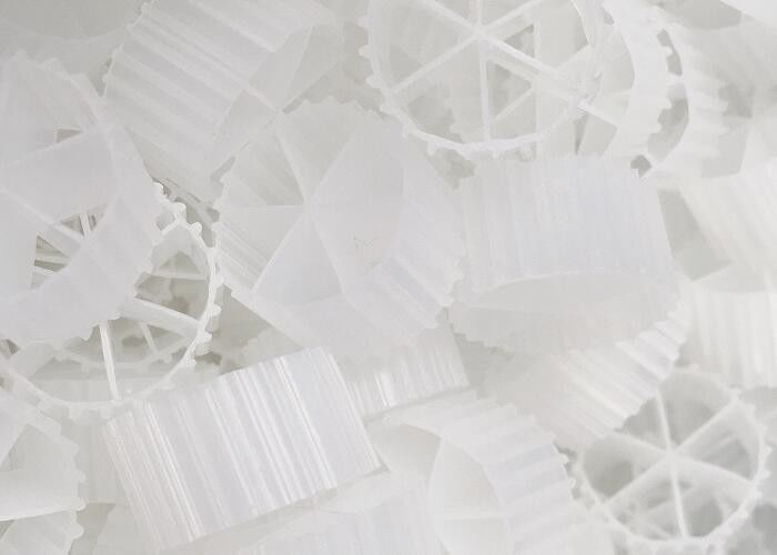 MBBR BIOCELL การบําบัดน้ําเสียแบบไฮโดรโปนิค 6 ห้อง 16 * 10 มิลลิเมตร สีขาว ทนทานน้ําหนัก