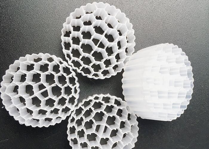Aerobic Plastic MBBR K1 BIO Filter Media การบําบัดน้ําเสีย 800m2 / M3 เครื่องบรรทุกลอย