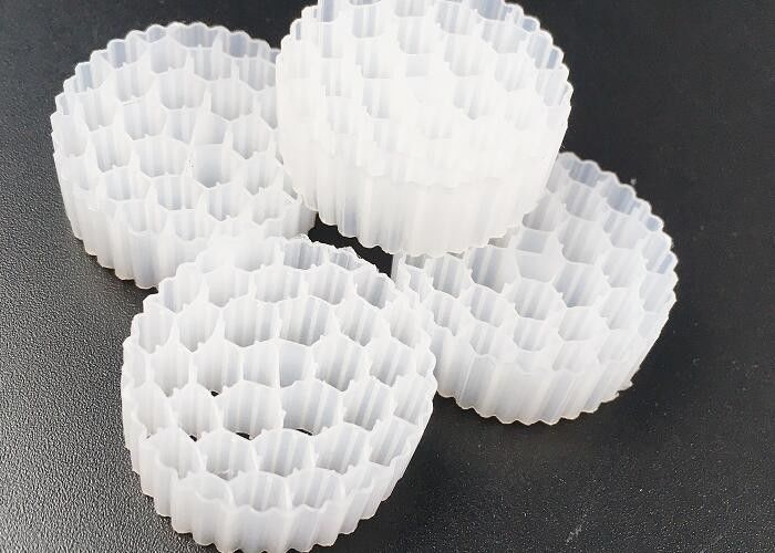 Aerobic Plastic MBBR K1 BIO Filter Media การบําบัดน้ําเสีย 800m2 / M3 เครื่องบรรทุกลอย