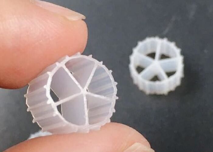 UV ทนทาน HDPE 10 * 7MM MBBR BIOBALLS IFAS กระบวนการ 5 ห้อง fda วัสดุที่ปลอดภัยสื่อลอย ราคาถูก