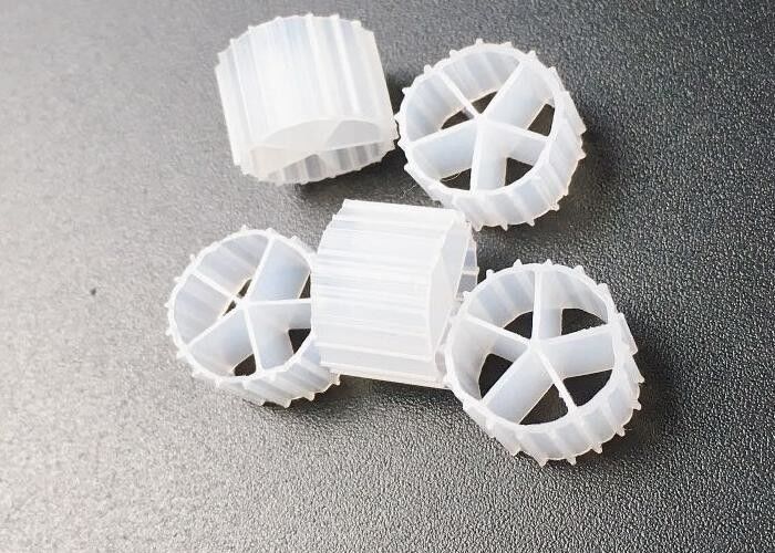 UV ทนทาน HDPE 10 * 7MM MBBR BIOBALLS IFAS กระบวนการ 5 ห้อง fda วัสดุที่ปลอดภัยสื่อลอย ราคาถูก