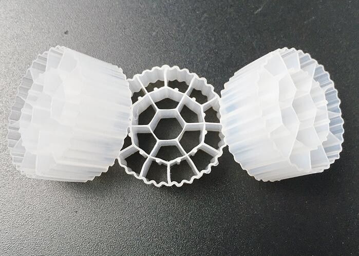 19 หลุม 25 * 10 มิลลิเมตร สีขาว Biomass Filter Carrier สื่อ Biofilm ยอมต่อ UV